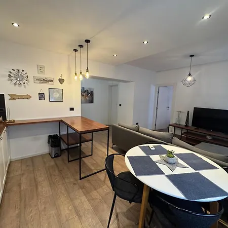 Whispering Aura - Centre 티라나