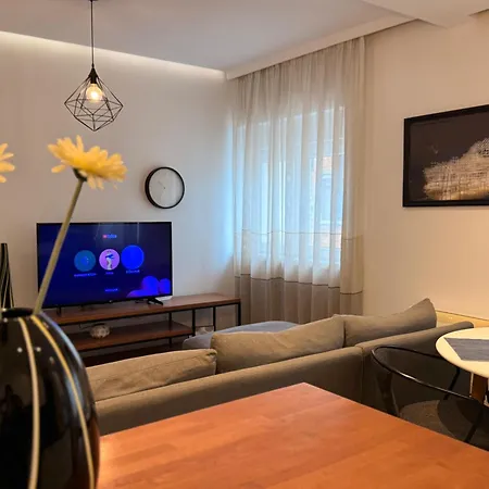 Whispering Aura - Centre Apartment