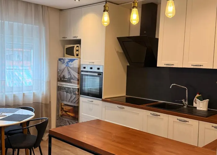 Whispering Aura - Centre * 티라나